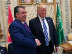 Трамп и Рахмон померялись силами в рукопожатии