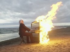 Музыкант сыграл на горящем пианино на Финском заливе