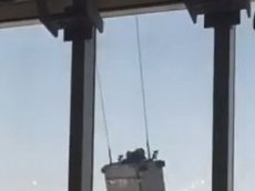 Ветер превратил платформу мойщиков окон в "адские качели"