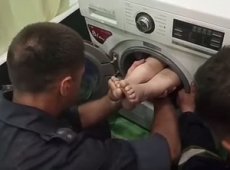 Спасатели вытащили ребенка из стиральной машины