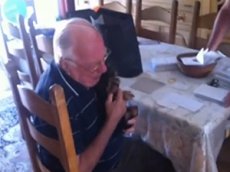 Внуки подарили дедушке щенка: видео растрогало посетителей Сети