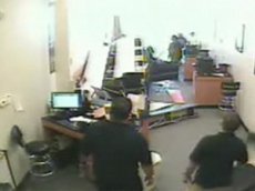 Старушка припарковалась в салоне сотовой связи