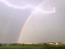 В Великобритании во время грозы на камеру сняли падающий с неба объект