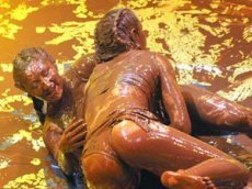 Брюнетки искупали блондинок в шоколаде