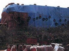 Фермер построил тайный замок, завернув его в брезент