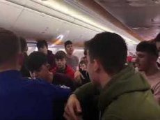 Cтуденты из Ирландии устроили пляски на борту самолета