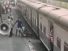 Мужчина выхватил ребенка из-под колёс движущегося поезда
