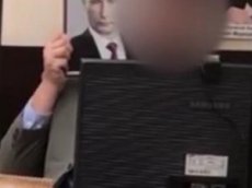 Чиновник стал героем соцсетей, пытаясь снять видео с портретом Путина