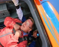 Мэр Новосибирска опубликовал видео своего прыжка с парашютом