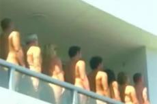 Спенсер Туник построил Вавилонскую башню из обнаженных добровольцев