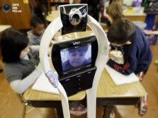 Робот ходит в школу вместо больного мальчика