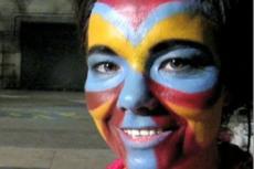 Бьорк дает разряд в 220 Volta