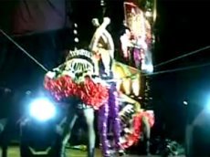 Пинк упала со сцены в толпу зрителей