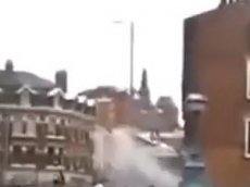 Мужчина "расстрелял" подростков из пожарного шланга