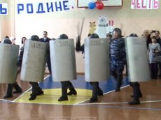 Cпецназ ФСИН показал школьникам приемы разгона митингов