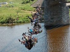 135 роуп-джамперов одновременно прыгнули с моста