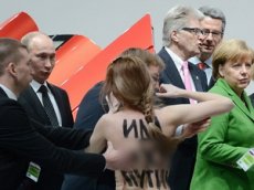 Полуголые активистки прорвались к Путину и Меркель