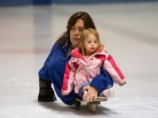 Женщина-половинка работает автомехаником