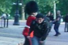 Скандал в Британии! Гренадер избил студента