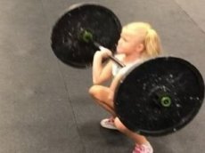 5-летняя девочка со штангой восхитила пользователей Сети