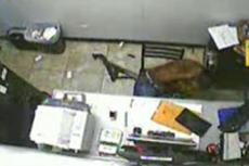 Посетитель оружейного магазина чуть не застрелил продавщицу