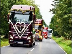 Видео со свадьбы российского дальнобойщика взорвало Сеть