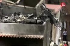 Самолет упал на жилой дом и взорвался