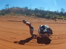 Японец спиной пешком обогнул земной шар за 4,5 года