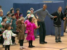 Обама сплясал с аборигенами Аляски народный танец