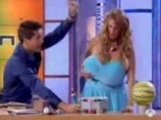 49-летняя американка разбивает грудью арбузы