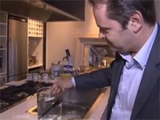 Глава Archos сломал смартфон во время демонстрации его возможностей