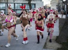 В Будапеште прошел пробег Санта-Клаусов в купальниках и плавках