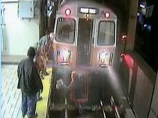 Пьяная девушка в Бостонском метро упала под поезд. И выжила