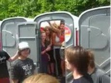 Рекорд: 18 человек в туалетной кабинке