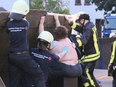 Разжиревшего немца вытаскивали из дома бульдозером