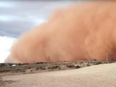Гигантская пыльная буря окрасила небо в красный цвет