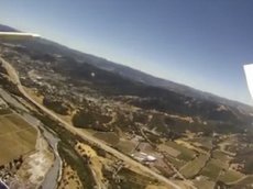Камера выпала из самолета и сняла видео своего падения