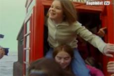 16 британских школьниц заперлись телефонной будке