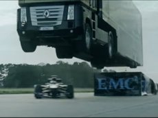 Грузовик подпрыгнул на трамплине и пролетел 25 метров