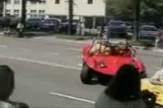 В Америке пляжное багги врезалось в толпу