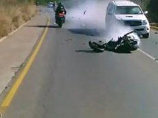 Мотоциклист чудом выжил, побывав под колесами джипа