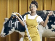 В рекламном ролике кормящих матерей сравнили с коровами
