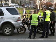 «Мерседес» оседлал мотоцикл в Петрозаводске