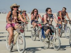 10 000 женщин топлес прокатились по пустыне на велосипедах