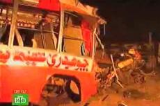 В Пакистане автобус на полном ходу врезался в поезд