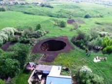 Гигантский провал грунта в селе Дедилово под Тулой