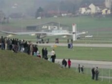 В Швейцарии самолет на солнечных батареях совершил первый длительный полет