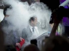 Кандидата в президенты Франции обсыпали мукой