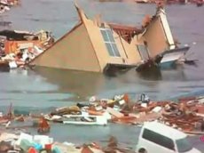 Новые кадры разрушительного цунами у берегов Японии