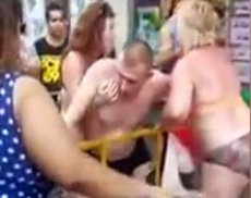 В Таиланде на улице засняли пьяный дебош россиянина